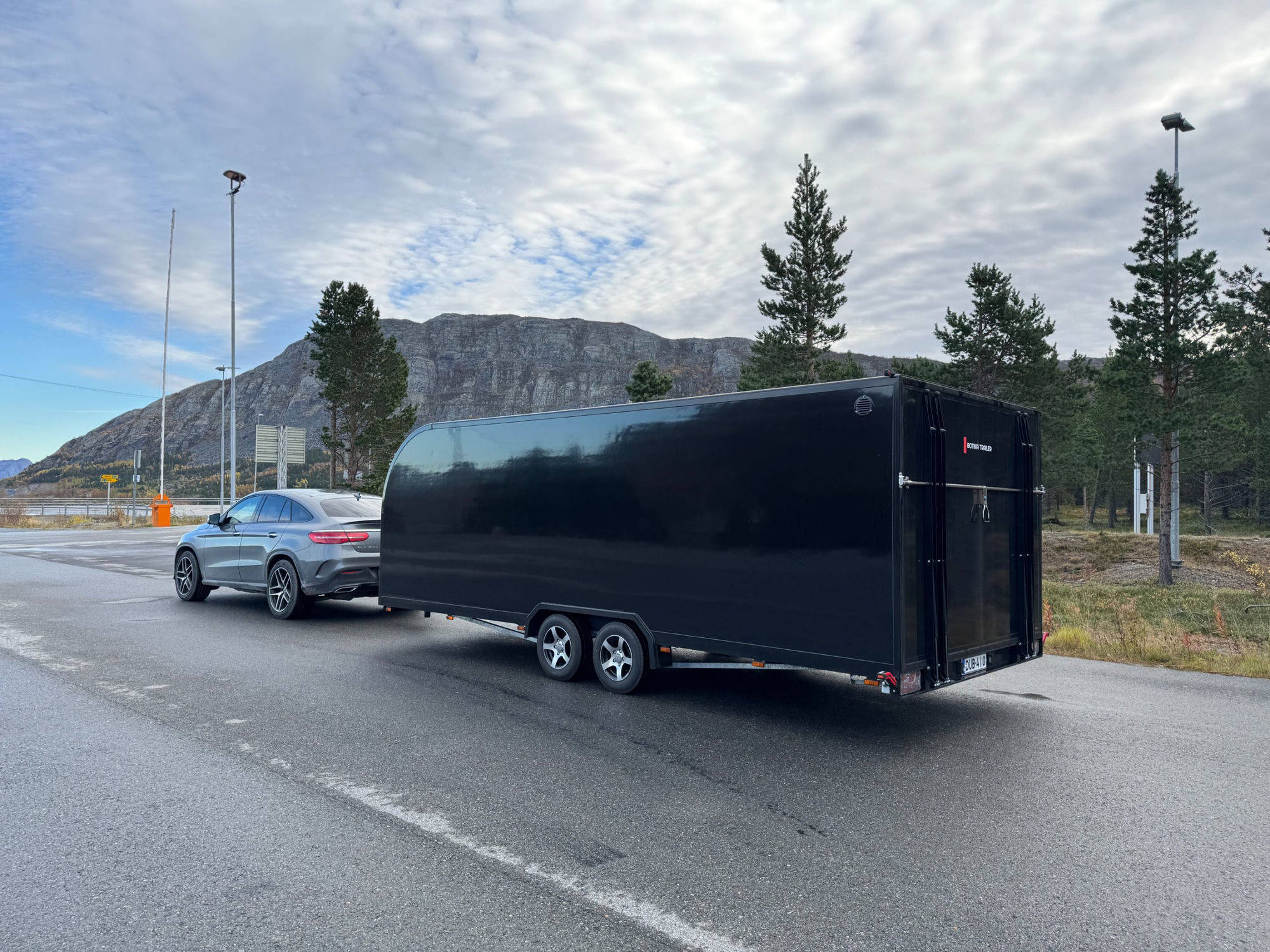 Botnia Trailer skaphenger på veien i norsk fjellandskap